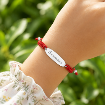 Rood kinderarmbandje met gegraveerde naam