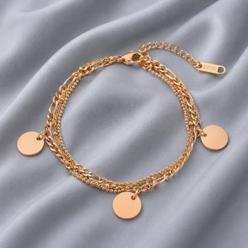 Armband in rosé kleur met 3 verschillende bandjes en 3 ronde bedels