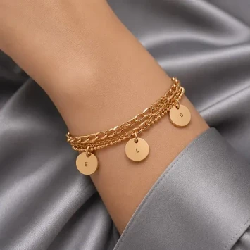 Armband in rosé kleur met 3 verschillende bandjes en 3 ronde bedels