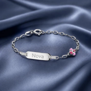 Zilveren kinderarmband met roze klavertje vier en gravure