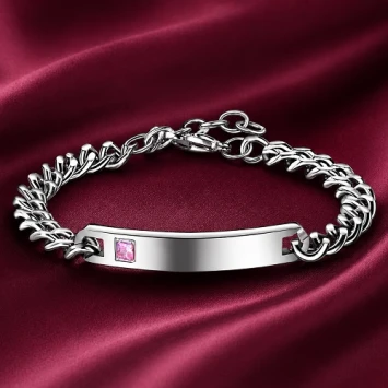 Zilverkleurige schakelarmband met lichtroze steentje en gravure