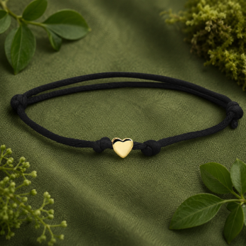 Zwart gevlochten armbandje met gouden hartje en initiaal