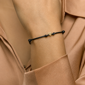 Satijn gevlochten dames armbandje met gouden hartje