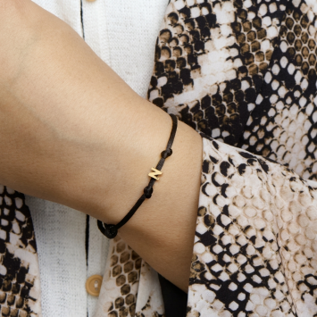 Satijn gevlochten dames armbandje met gouden letter