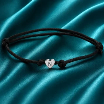 Satijn gevlochten kinderarmbandje met zilveren hartje