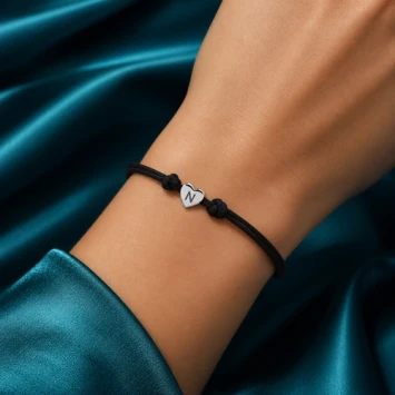Gold plated baby armbandje met naam en uitgesneden hartje