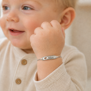 Sierlijk zilver baby armbandje met naam en hartje