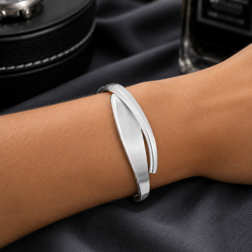 Sierlijke zilveren armband met askamer