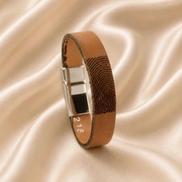Smalle leren armband met vingerafdruk in leer met edelstalen sluiting