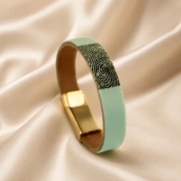 Smalle leren armband met vingerafdruk in leer met edelstalen sluiting