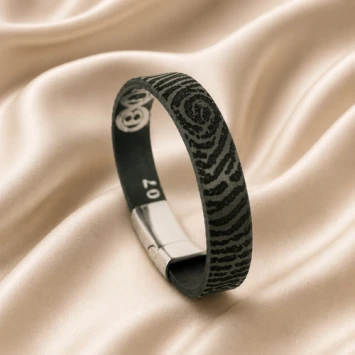 Smalle leren armband met vingerafdruk in leer met edelstalen sluiting