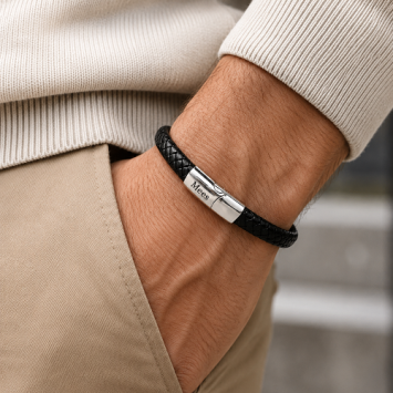 Zwart leren armband met gegraveerde sluiting