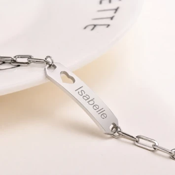 Stalen kinderarmbandje met uitgesneden hartje