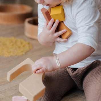 Stalen kinderarmbandje met uitgesneden hartje