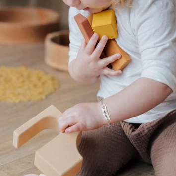 Stalen kinderarmbandje met uitgesneden hartje