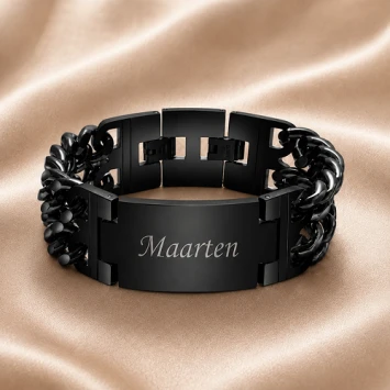 Zwart stalen brede armband met graveerplaat en persoonlijke gravure