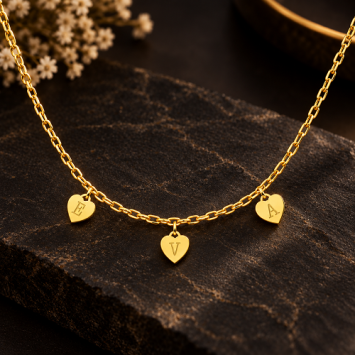Vergulde naamketting met letter hartjes