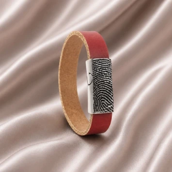 Smalle leren armband met vingerafdruk in edelstalen sluiting