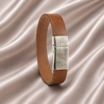 Smalle leren armband met vingerafdruk in edelstalen sluiting