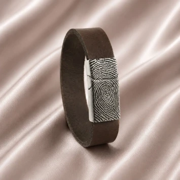 Smalle leren armband met vingerafdruk in edelstalen sluiting