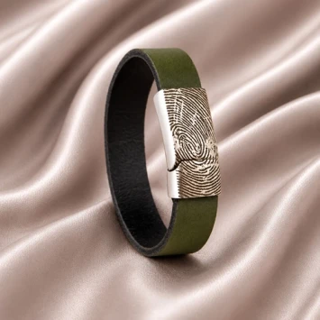 Smalle leren armband met vingerafdruk in edelstalen sluiting