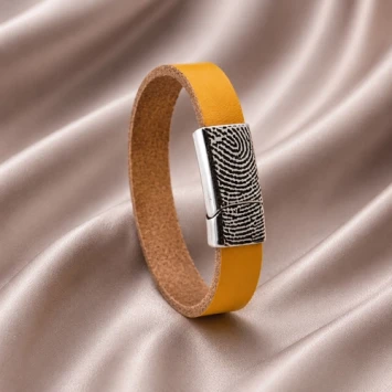 Smalle leren armband met vingerafdruk in edelstalen sluiting