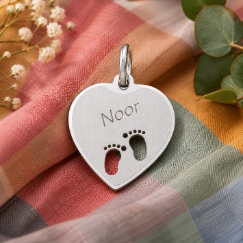 Zilveren hart hanger met gestanste voetjes