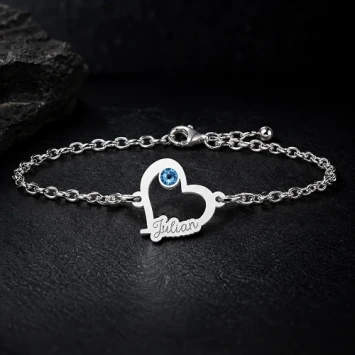 Zilveren hartjesarmband met steentje en gravure