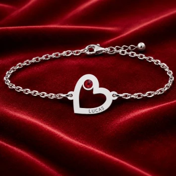 Zilveren hartjes armband met steentje en gravure