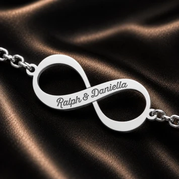 Zilveren infinity armband met twee gegraveerde namen