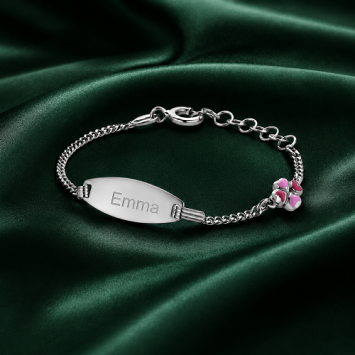 Zilveren kinderarmband met klavertje vier roze ovaal