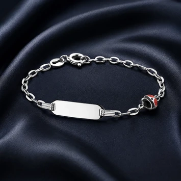 Zilveren kinderarmband met rood lieveheersbeestje en gravure