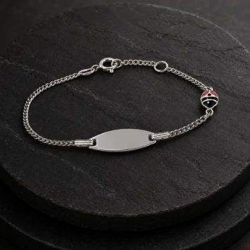 Zilveren kinderarmband met rood ovaal lieveheersbeestje en gravure