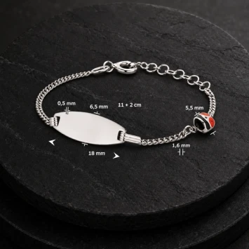 Zilveren kinderarmband met rood ovaal lieveheersbeestje en gravure