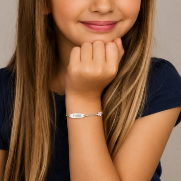 Zilveren kinderarmband met witte vlinder ovaal