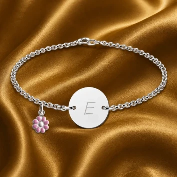 Zilveren kinderarmbandje met rondje en letter