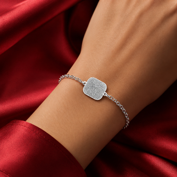 Zilveren armband met rechthoekige hanger en vingerafdruk