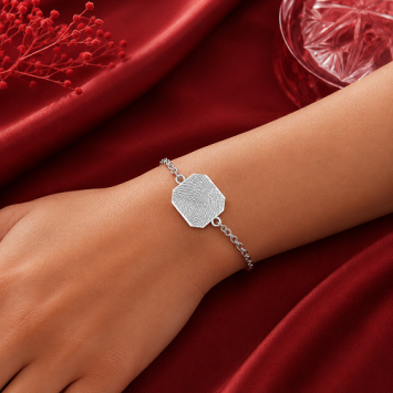 Zilveren armband met rechthoekige hanger en vingerafdruk