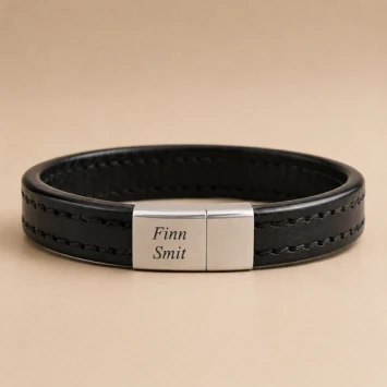 Zwart afgewerkte leren armband met gravure