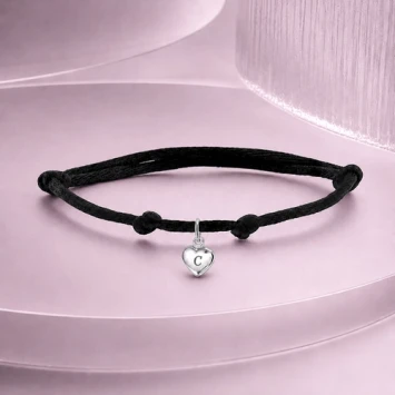 Zwart gevlochten armbandje met zilveren hartje en gravure