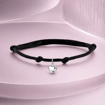 Zwart gevlochten armband met zilveren hartje