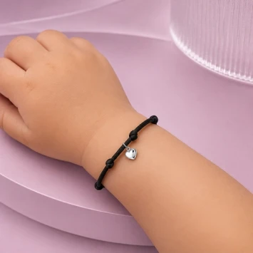 Zwart gevlochten armband met zilveren hartje