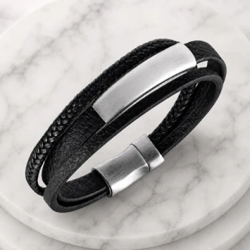 Zwarte leren armband met 3 verschillende banden en RVS plaat