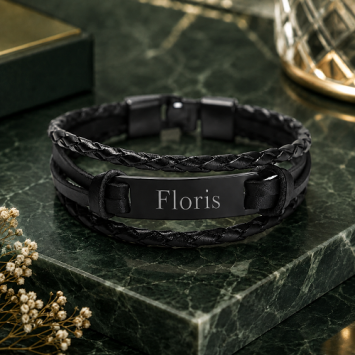 Zwart leren armband met 4 banden en zwarte plaat met T-sluiting