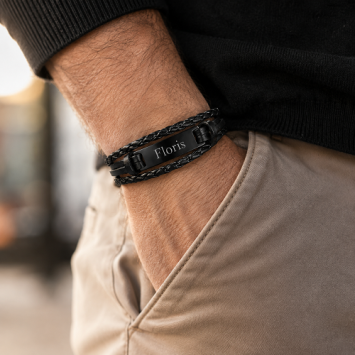 Zwarte leren armband met RVS graveerplaat