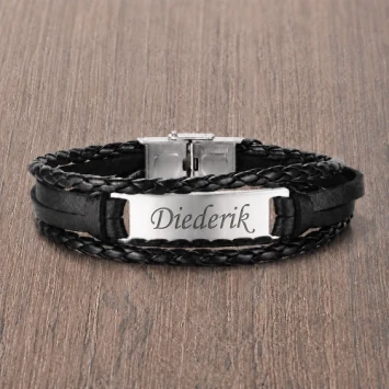 Zwart leren armband met 4 banden en RVS graveerplaat met persoonlijke gravure