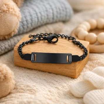 Stalen kinderarmbandje zwartkleurig met graveren van naam/ datum