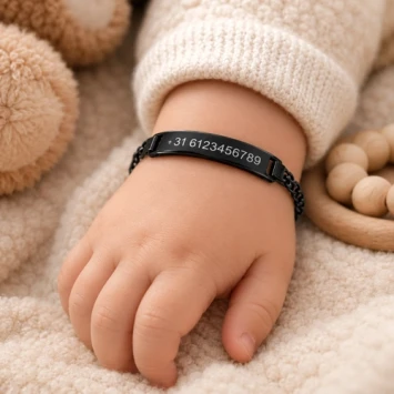 Stalen kinderarmbandje zwartkleurig met graveren van naam/ datum