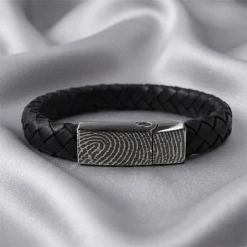 Zwarte gevlochten as armband met vingerafdruk
